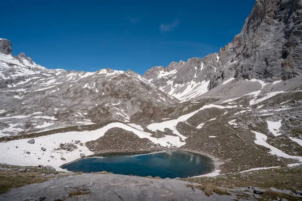 Picos Europa Ulusal Parkı Ndaki Son Kar Cantabria Spanya — Stok fotoğraf