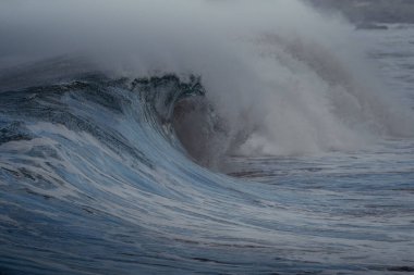 Kapat. Fırtınalı bir günde güçlü bir dalga