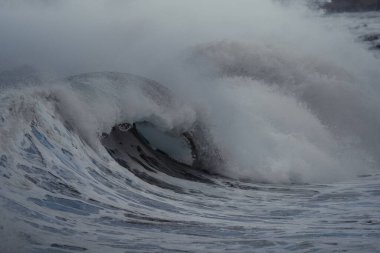 Kapat. Fırtınalı bir günde güçlü bir dalga