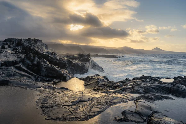 Wellen Schlagen Bei Sonnenuntergang Gegen Die Felsen Puertillo Arucas Gran — Stockfoto