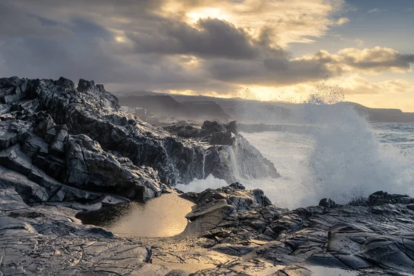 Wellen Schlagen Bei Sonnenuntergang Gegen Die Felsen Puertillo Arucas Gran — Stockfoto