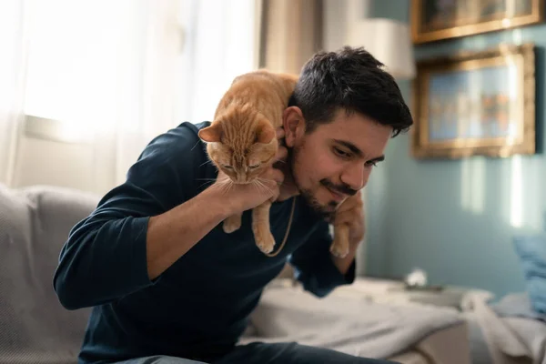 Ung Man Leker Med Brun Tabby Katt Vardagsrummet — Stockfoto
