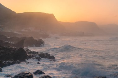 Gün batımında Quintanilla 'da dalgalı deniz manzarası. Arucas. Büyük Kanarya
