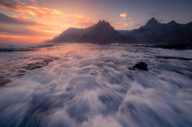 Punta del Hidalgo deniz manzarası güneş doğarken, arka planda Anaga dağları var. La Laguna. Tenerife. Kanarya Adaları