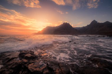Punta del Hidalgo deniz manzarası güneş doğarken, arka planda Anaga dağları var. La Laguna. Tenerife. Kanarya Adaları