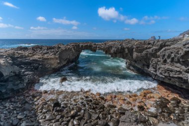 Las Puntas 'ta doğal kemeri olan kayalık bir sahil. El Hierro adası. Kanarya Adaları