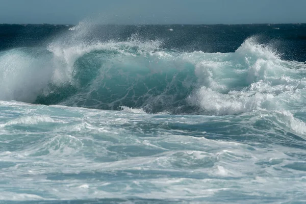 Ondas Fuertes Cerca —  Fotos de Stock