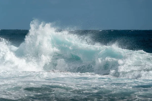 强烈的海浪逼近 — 图库照片