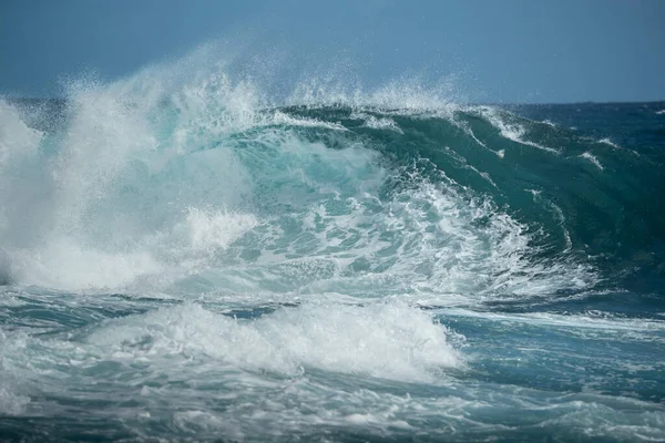 强烈的海浪逼近 — 图库照片