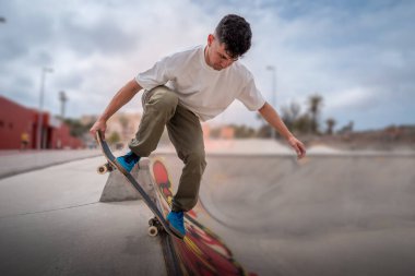 Genç kaykaycı bir kaykay parkında 