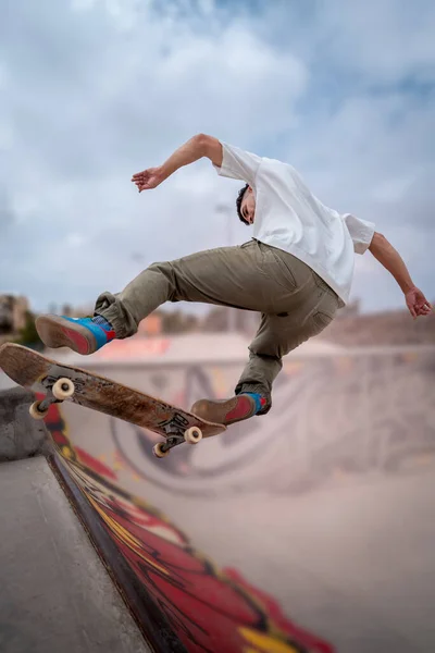 Молодой Скейтбордист Делает Трюк Названием Тупая Фальшивка Скейтпарке Вертикальная Композиция — стоковое фото