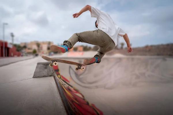 Giovane Skateboarder Trucco Chiamato Smussato Fakie Uno Skatepark — Foto Stock
