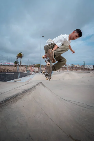 Young Skateboarder Jumps Ramp Skate Park Vertical Composition — Stockfoto