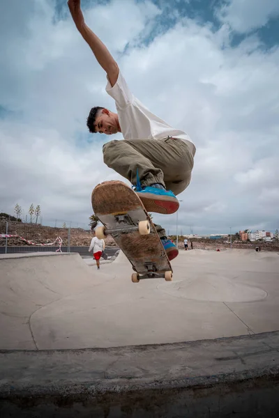 Молодой Скейтбордист Делает Трюк Названием Поддельный Нос Скейт Парке Вертикальная — стоковое фото