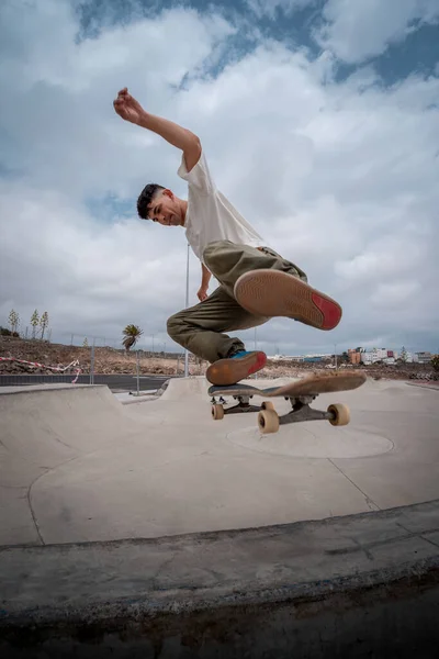 Молодой Скейтбордист Делает Трюк Названием Поддельный Нос Скейт Парке Вертикальная — стоковое фото