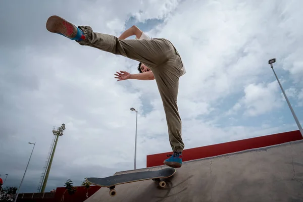 Young Male Skater Falls While Attempting Trick Skate Park Ramp — Fotografia de Stock