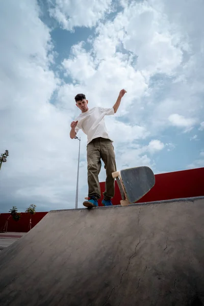 Young Male Skater Falls While Attempting Trick Skate Park Ramp — Fotografia de Stock