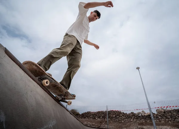 Young Male Skater Skates Edge Bowl Skate Park — Fotografia de Stock