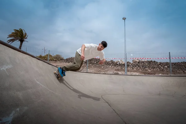 Young Male Skater Skates Edge Bowl Skate Park — Stockfoto