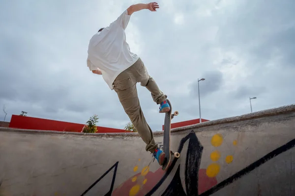 Young Skateboarder Jumps Bowl Skate Park — Fotografia de Stock