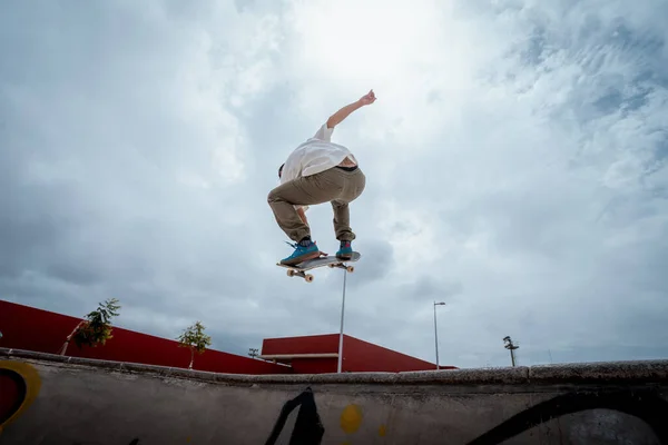 Young Skateboarder Jumps Bowl Skate Park — Photo
