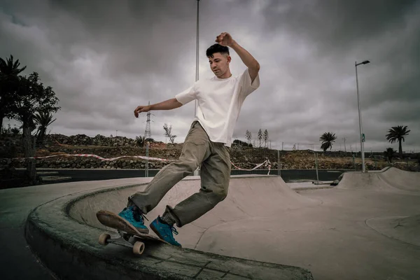 Молодой Человек Облачный День Делает Трюк Названием Ненастоящий Нос Скейт — стоковое фото