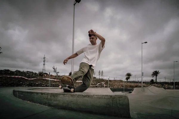 Young Man Does Trick Calle Fakie Noseblunt Skate Park Cloudy — Stock Photo, Image