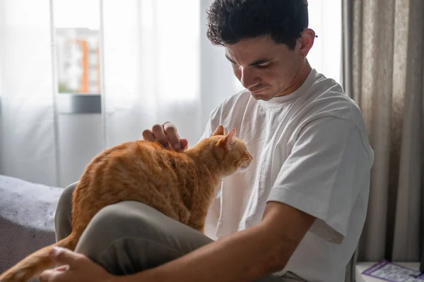Nära Håll Ung Man Interagerar Med Brun Tabby Katt Vid — Stockfoto