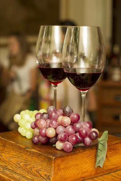 Szklanki wina i kilka winogron — Zdjęcie stockowe