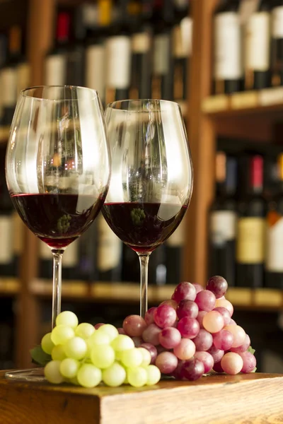 ワインとブドウの房のメガネ — ストック写真