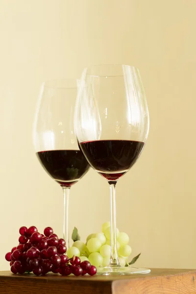 Стаканы вина и гроздь винограда — стоковое фото