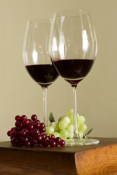 Glasses of wine and a bunch of grapes — Stock Photo, Image