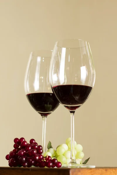 Glasses of wine and a bunch of grapes — Stock Photo, Image