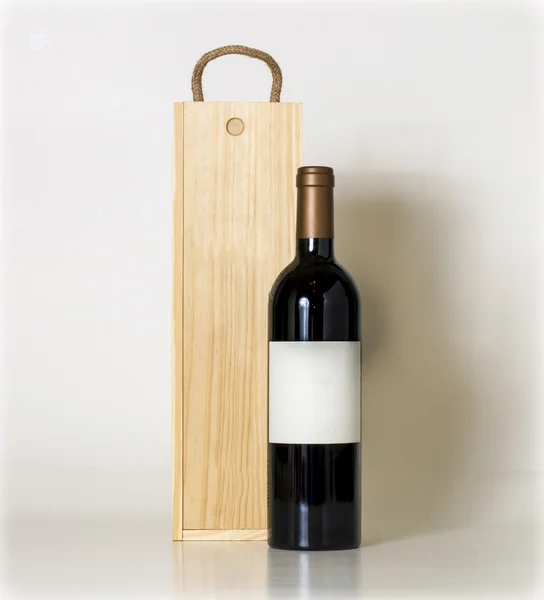 bir şişe şarap ve ahşap kutu