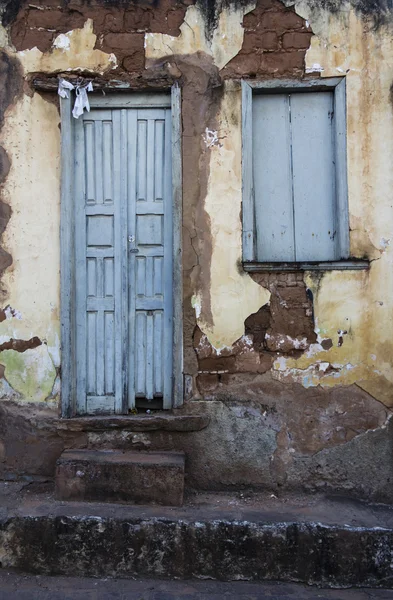 mavi kapı yıpranmış