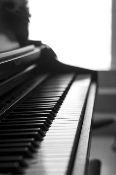 Zwart-wit piano — Stockfoto