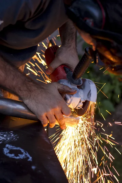 Homem workin com ferro, faíscas — Fotografia de Stock