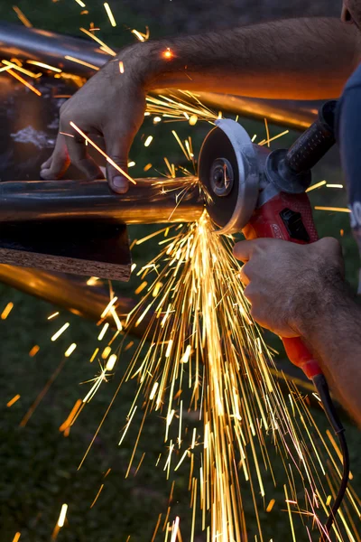 Hombre trabajando con hierro, chispas — Foto de Stock