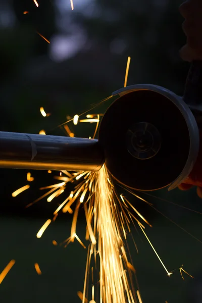 Sparks tijdens het slijpen van ijzeren — Stockfoto