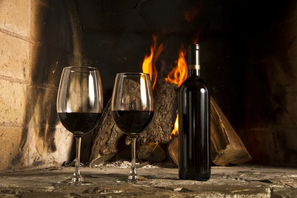 Vino junto a la chimenea — Foto de Stock