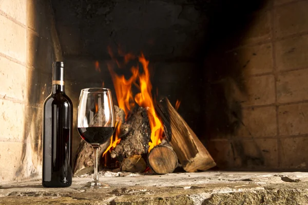 Wine by the fireplace — Stock Photo, Image