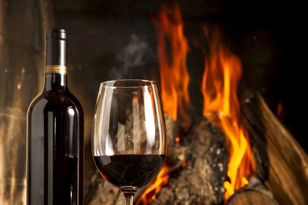 Şöminenin yanında şarap