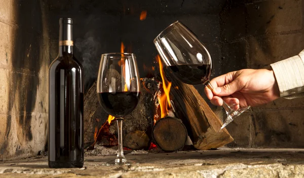 Mão segurando copo de vinho — Fotografia de Stock