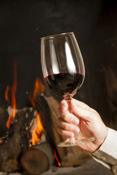 Hand hält Kelch mit Wein — Stockfoto