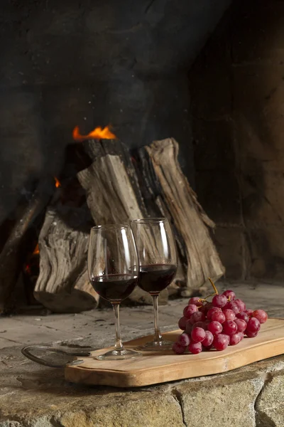 Tazas de vino y uvas — Foto de Stock