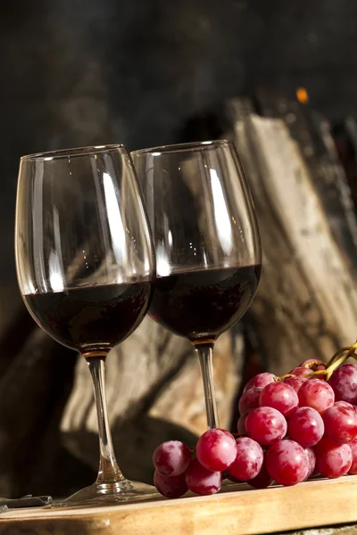 Tazas de vino y uvas — Foto de Stock