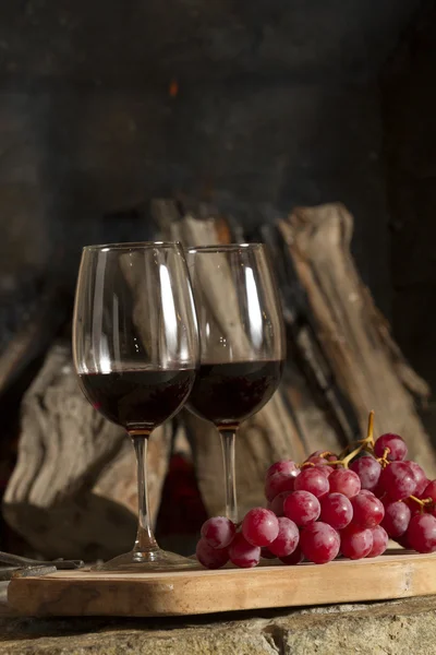 Tazas de vino y uvas — Foto de Stock