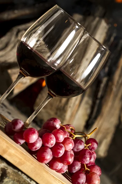 Чаши для вина и виноград — стоковое фото