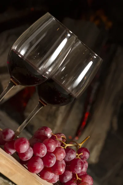 Tazas de vino y uvas — Foto de Stock