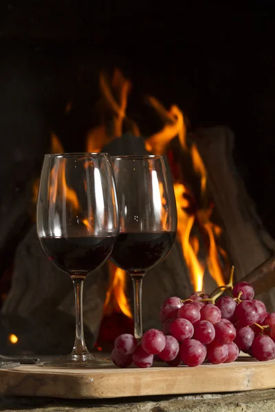 Tazas de vino y uvas — Foto de Stock